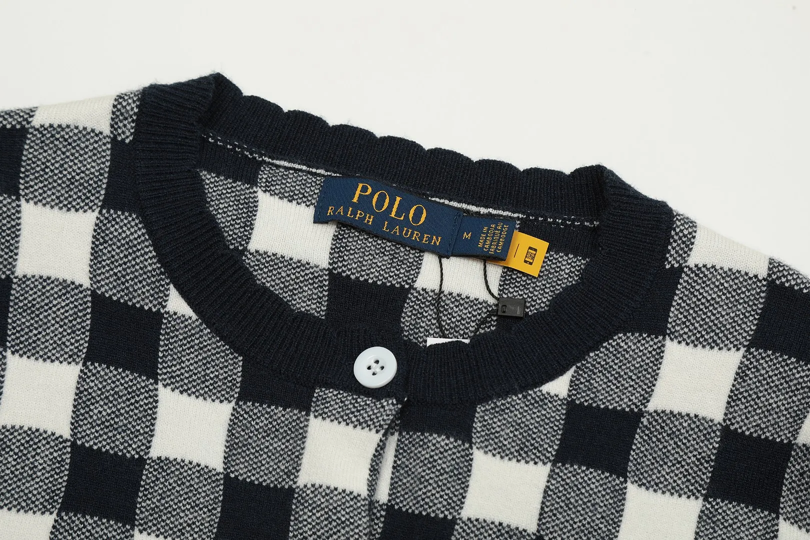 🅿️190 "Top quality" Style number: DS015# [Ralph Lauren plaid jacquard basic pony embroidered logo knitted cardigan long sleeves] ✅Ralph Lauren classic basic versatile plain plaid knitted cardigan long-sleeved small jacket ✅Main supplier platform live broadcast Wholesale entities ✅ZP quality 1:1 pattern making Scan the code to enter the GF website Counter quality ✅Detailed quality The only one in Guangzhou Imported quality cotton yarn Focus on high-end, cost-effective, and good quality. Needless to say, the version is restored to the original. Loose, comfortable and stress-free. Simple is high-end. Classic is timeless. ✅The upper body is simple and easy to match. A must-have for goddess ootd. Good-looking clothes are never picky. A must-have in the goddess' wardrobe. Size: S-L. Color: Navy blue, light blue, pink.